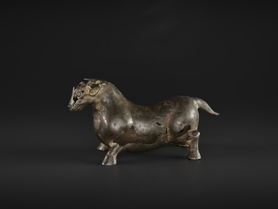 Lot 572 - A SUPERB BRONZE FIGURE OF A BULL, LATE WARRING STATES TO EARLY HAN DYNASTY