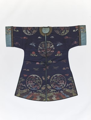 Lot 1000 - AN EMBROIDERED LONGGUA LADY'S SURCOAT WITH LANDSCAPE ROUNDELS