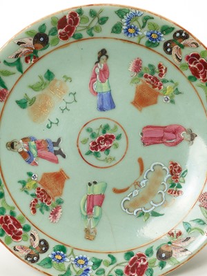 Lot 364 - A QING DYNASTY PORCELAIN PLATE