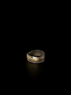 Lot 1279 - A WIDE CHAM GOLD RING