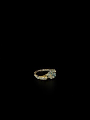 Lot 1280 - A CHAM GOLD RING