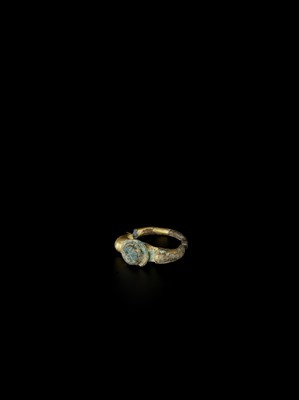 Lot 1280 - A CHAM GOLD RING