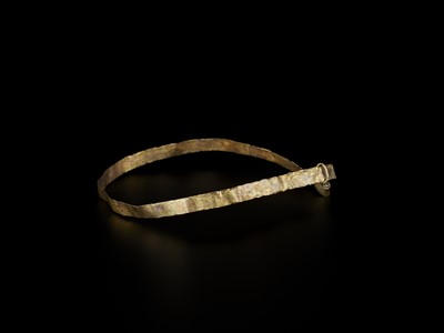 Lot 1286 - A THIN CHAM GOLD SHEET NECKLACE