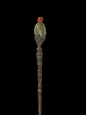 Lot 1288 - A CHAM SILVER HAIRPIN WITH JADE AND CORAL BEADS