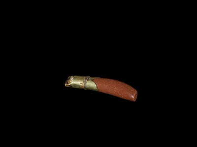 Lot 1283 - A CHAM GOLD PENDANT WITH RED AVENTURINE