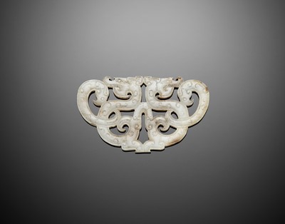 A FINE WHITE JADE PENDANT WITH TWO DRAGONS, EASTERN ZHOU