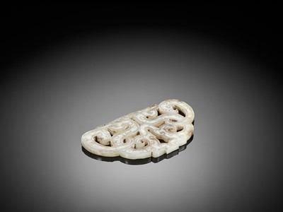 A FINE WHITE JADE PENDANT WITH TWO DRAGONS, EASTERN ZHOU