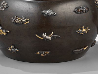 Lot 18 - AN IMPRESSIVE BRONZE JAR AND COVER INLAID WITH MANY FINE MENUKI