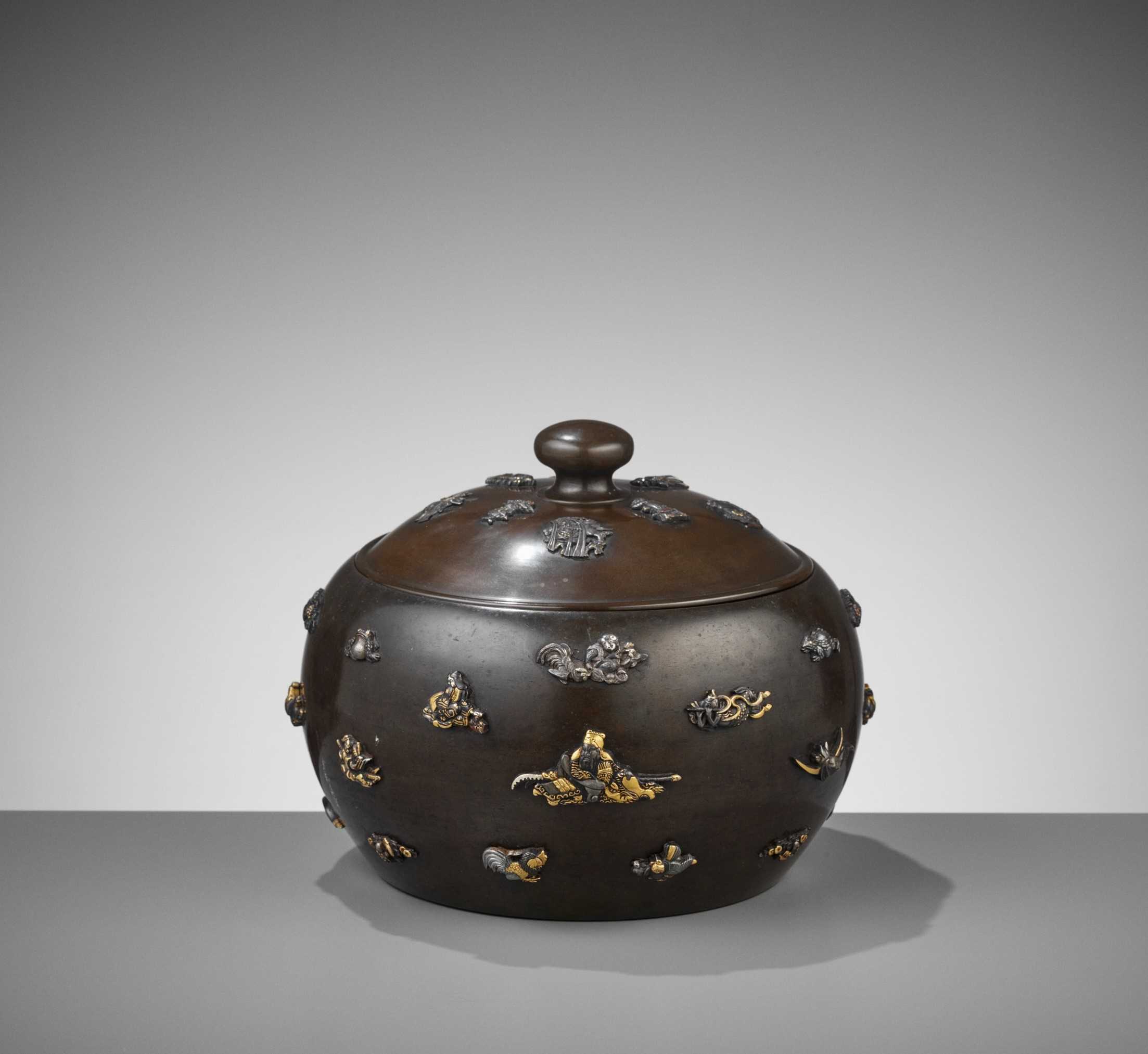 Lot 18 - AN IMPRESSIVE BRONZE JAR AND COVER INLAID WITH MANY FINE MENUKI