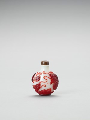 Lot 817 - A RUBY-RED OVERLAY GLASS 'DRAGON' SNUFF BOTTLE
