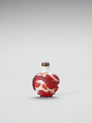 Lot 817 - A RUBY-RED OVERLAY GLASS 'DRAGON' SNUFF BOTTLE