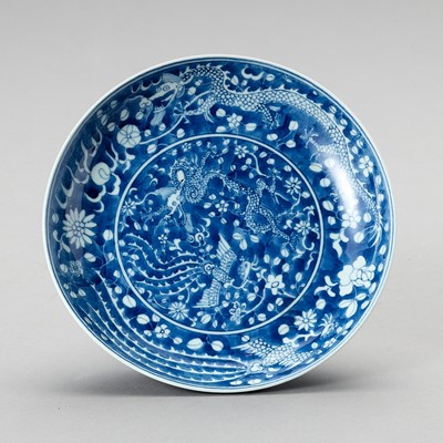 A BLUE AND WHITE PORCELAIN ‘DRAGON & PHOENIX’ DISH