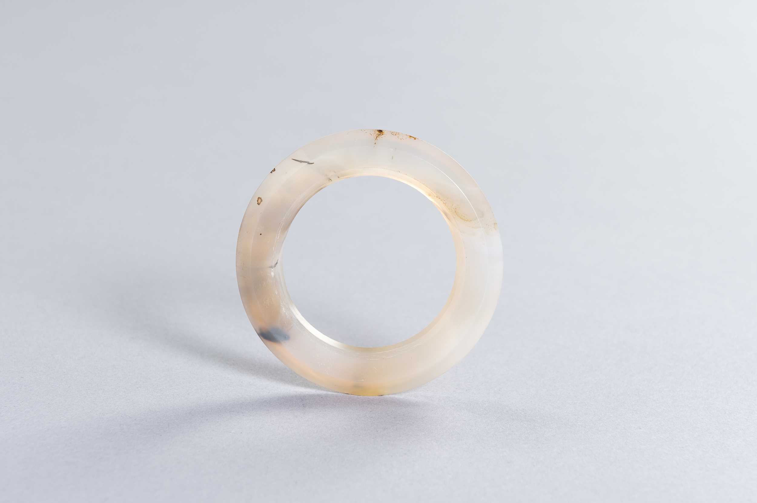 A FINE CHINESE AGATE RING