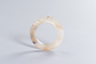 A FINE CHINESE AGATE RING