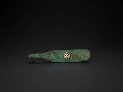 Lot 422 - A GOLD AND SILVER-INLAID BRONZE AND JADE ‘CHILONG’ BELT HOOK, WARRING STATES