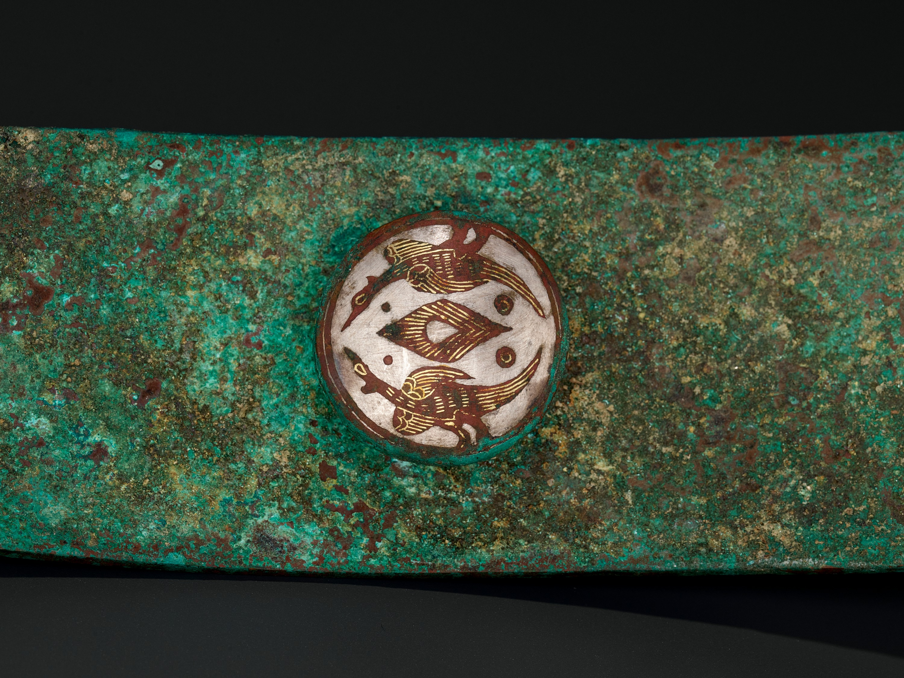 Lot 422 - A GOLD AND SILVER-INLAID BRONZE AND JADE