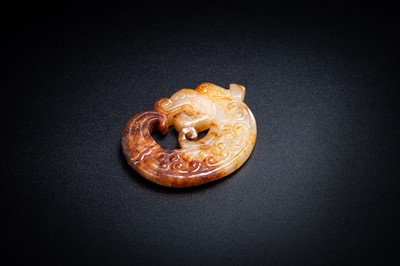 A MINIATURE FINE WHITE AND RUSSET JADE PENDANT OF A DRAGON, EASTERN ZHOU