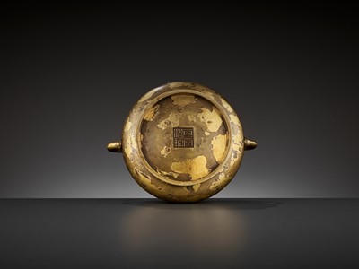 Lot 442 - A ‘YUTANG QINGWAN’ GOLD-SPLASHED BRONZE BOMBÉ CENSER, 17TH CENTURY