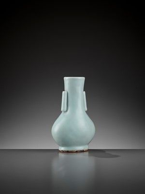 Lot 243 - AN EXTREMELY RARE ARCHAISTIC RU-TYPE ARROW VASE, TOUHU, QIANLONG MARK AND PERIOD