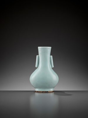 Lot 243 - AN EXTREMELY RARE ARCHAISTIC RU-TYPE ARROW VASE, TOUHU, QIANLONG MARK AND PERIOD