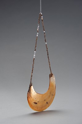 Lot 684 - A TRIBAL SHELL NECKLACE