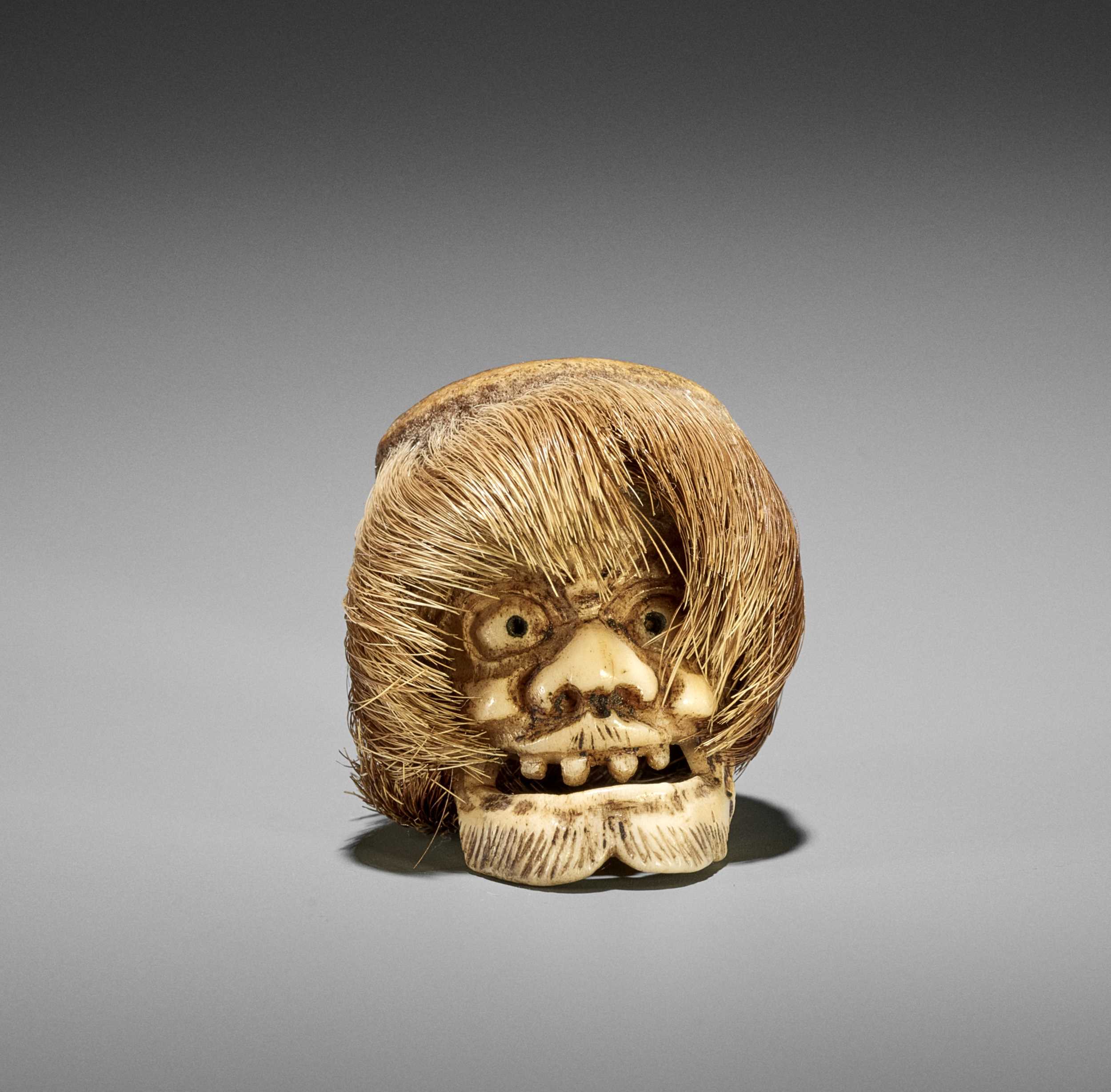 Lot 256 - A RARE STAG ANTLER ASHTRAY NETSUKE OF A FOREIGNER’S HEAD