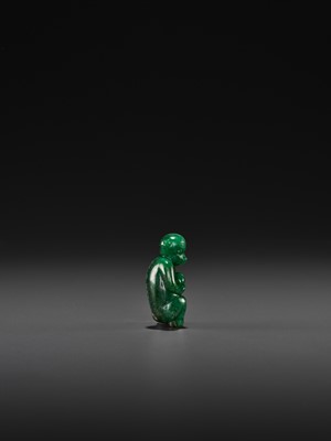 Lot 123 - AN EMERALD-GREEN JADEITE ‘MONKEY AND PEACH’ CARVING, LATE QING TO REPUBLIC