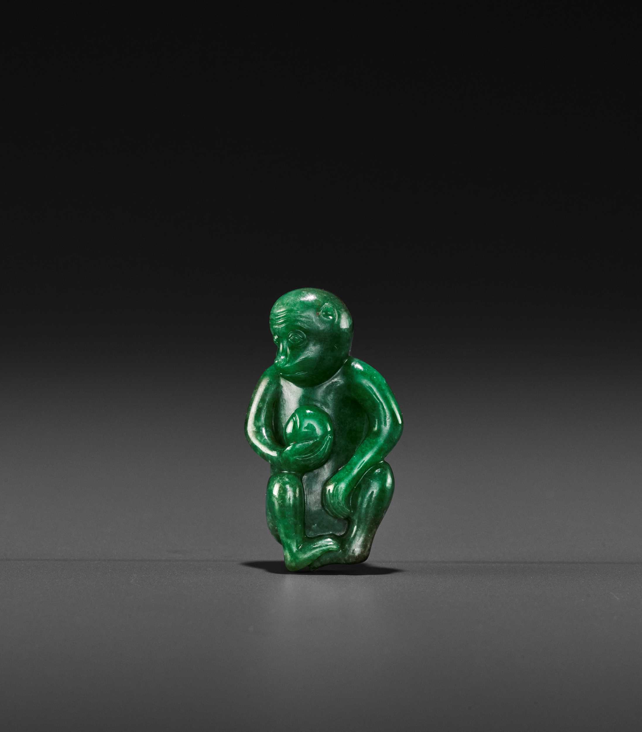 Lot 123 - AN EMERALD-GREEN JADEITE ‘MONKEY AND PEACH’ CARVING, LATE QING TO REPUBLIC