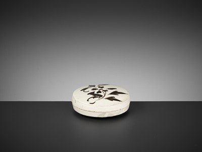 Lot 149 - A CIZHOU PAINTED CIRCULAR BOX AND COVER, NORTHERN SONG TO JIN DYNASTY