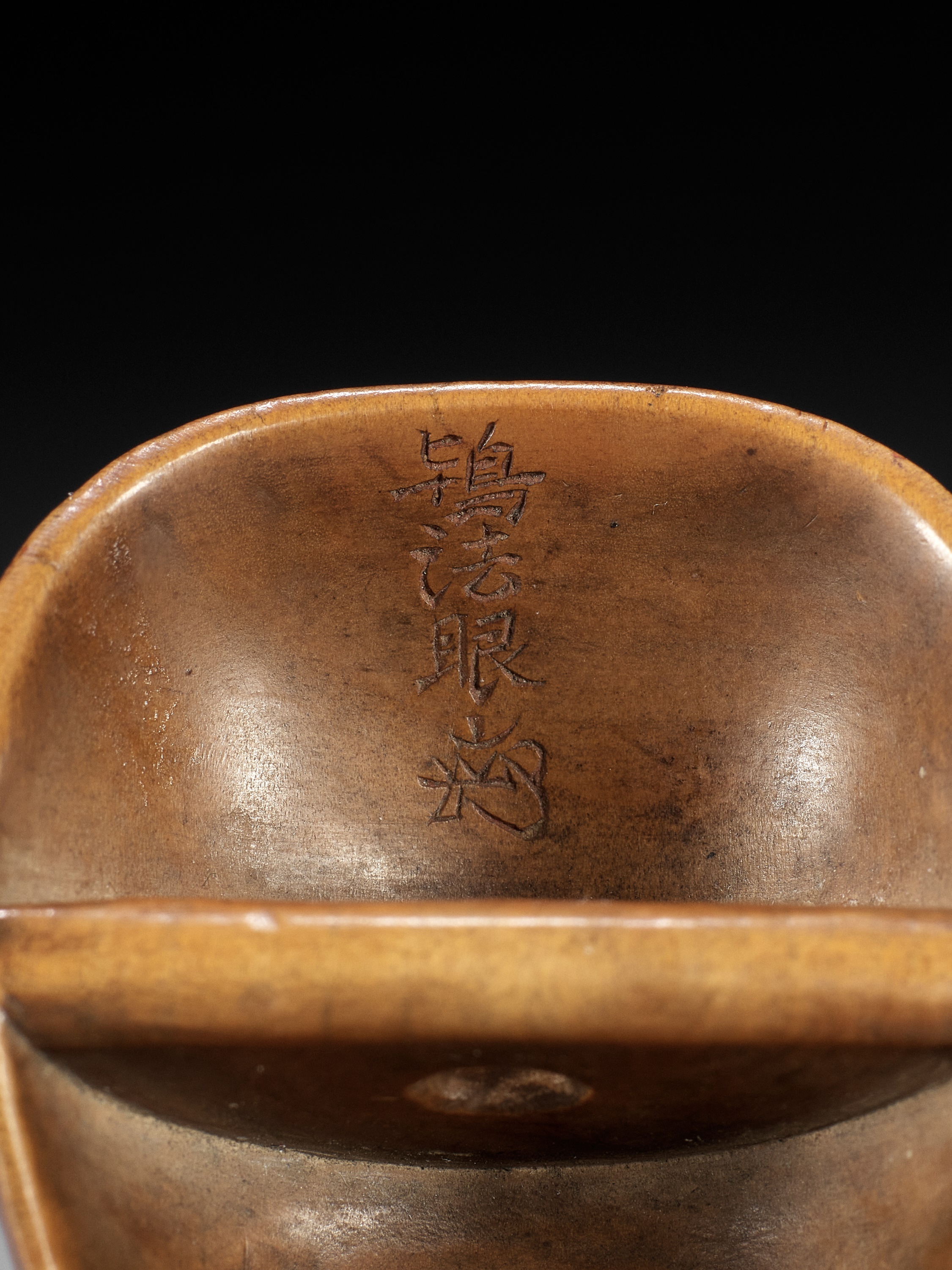 Lot 501 - HO RAKUMIN: A WOOD AND LACQUER MASK NETSUKE
