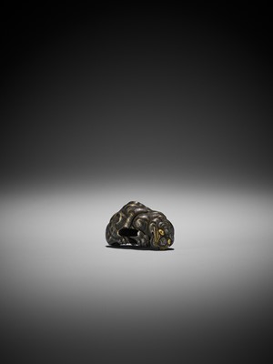 Lot 49 - A SUPERB KASHIRA IN THE SHAPE OF A CROUCHING TIGER
