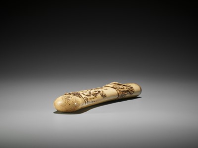 Lot 264 - A STAG ANTLER KISERUZUTSU OF AN EAGLE CHASING FUJIN