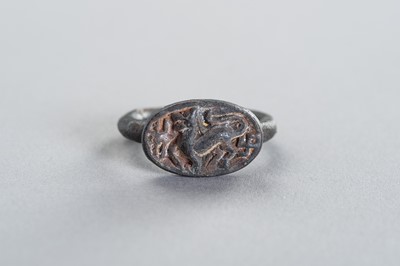 Lot 1372 - A BRONZE INTAGLIO RING DEPICTING A MYTHICAL BEAST
