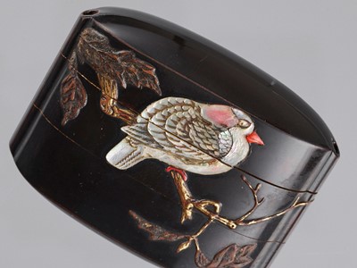 Lot 327 - AN INLAID LACQUER TWO-CASE INRO DEPICTING A CHUBBY BIRD, ATTRIBUTED TO NOMURA CHOHEI