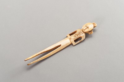 Lot 557 - A FIGURAL TRIBAL IVORY HAIRPIN