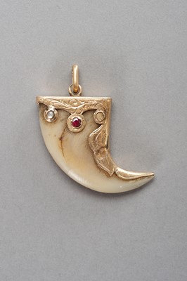 Lot 658 - A GOLD AND GEMSTONE SET TIGER CLAW PENDANT