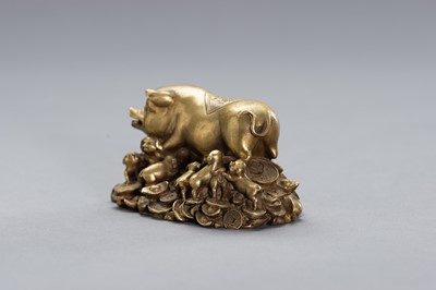 Lot 31 - A BRONZE LUCKY CHARM OF A SOW WITH HER YOUNG