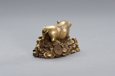 Lot 31 - A BRONZE LUCKY CHARM OF A SOW WITH HER YOUNG