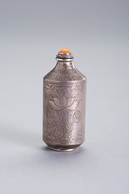 Lot 324 - AN INCISED SILVER SNUFF BOTTLE