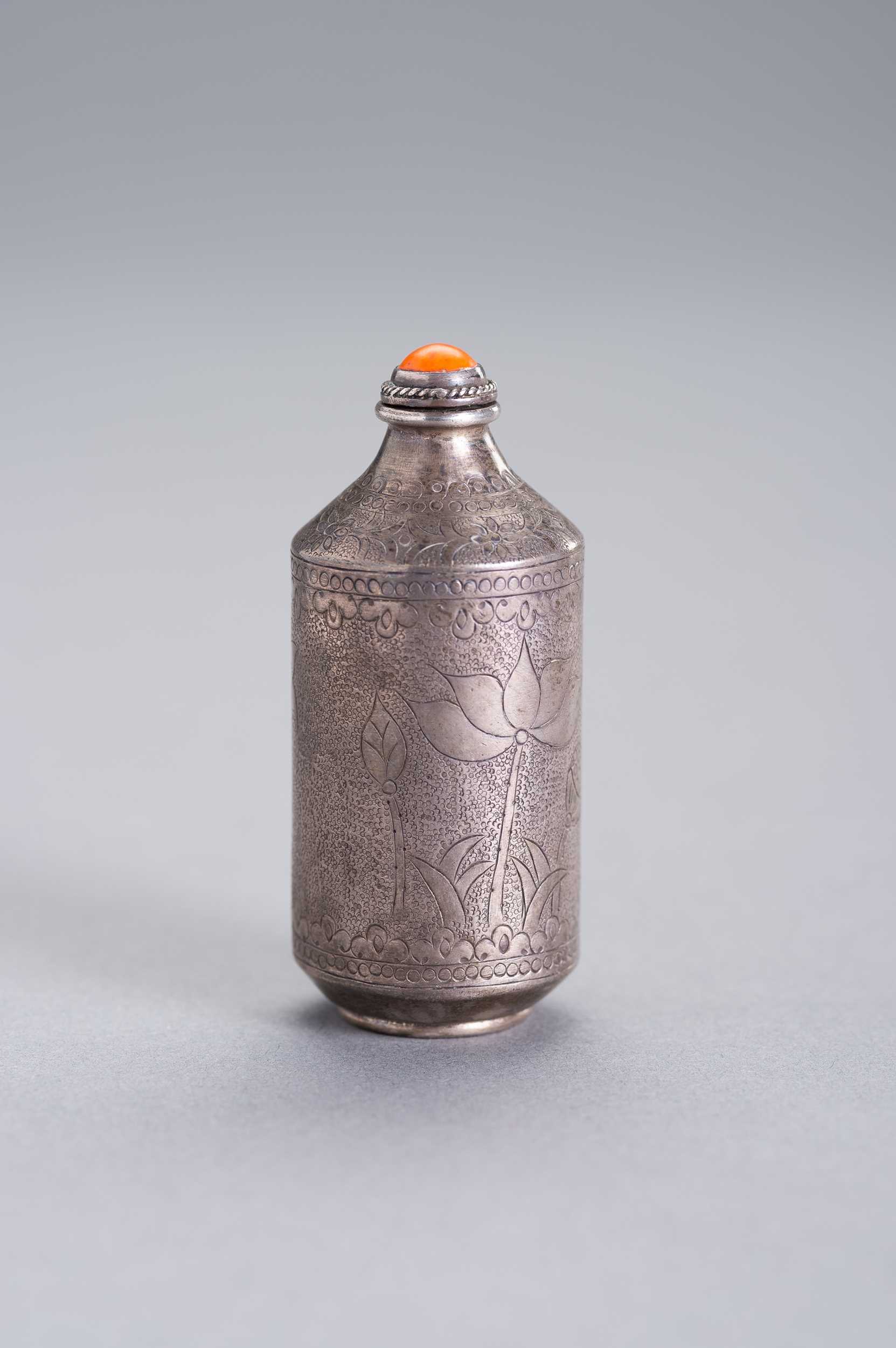 Lot 324 - AN INCISED SILVER SNUFF BOTTLE