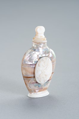 Lot 261 - A MOTHER OF PEARL AND GLASS SNUFF BOTTLE