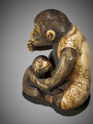 Lot 523 - AN IVORY NETSUKE OF A MONKEY WITH YOUNG