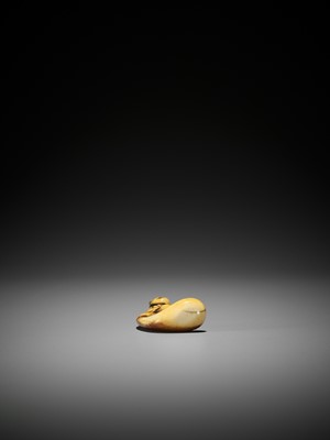 Lot 505 - AN IVORY NETSUKE OF AN ACTOR IN THE ROLE OF HOTEI