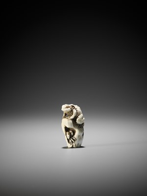 Lot 216 - AN UNUSUAL MARINE IVORY NETSUKE OF A TOAD WITH CRAB AND LOTUS