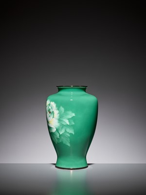 Lot 91 - AN EMERALD GREEN CLOISONNÉ ENAMEL VASE WITH PEONY, ATTRIBUTED TO THE WORKSHOP OF ANDO JUBEI