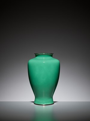 Lot 91 - AN EMERALD GREEN CLOISONNÉ ENAMEL VASE WITH PEONY, ATTRIBUTED TO THE WORKSHOP OF ANDO JUBEI