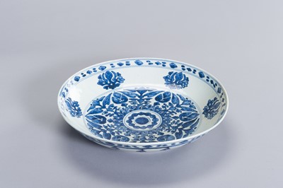 Lot 319 - A BLUE AND WHITE PORCELAIN ‘FLORAL’ CHARGER FOR THE ISLAMIC MARKET, KANGXI