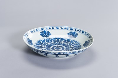 Lot 319 - A BLUE AND WHITE PORCELAIN ‘FLORAL’ CHARGER FOR THE ISLAMIC MARKET, KANGXI