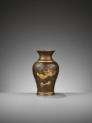 Lot 11 - A FINE MIYAO-STYLE GOLD AND SILVER-INLAID BRONZE ‘DRAGON’ VASE