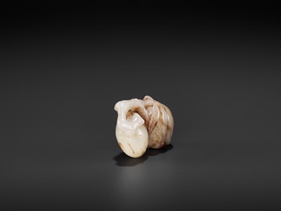 Lot 95 - A CELADON AND RUSSET JADE ‘DOUBLE PEACH’ PENDANT, MING DYNASTY